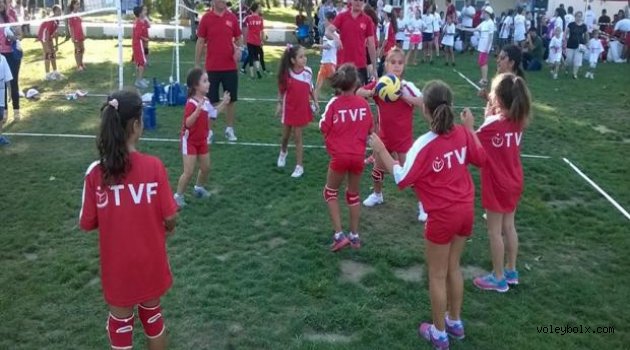Fabrika Voleybol, Bursa'da mini voleybol şenliği düzenledi