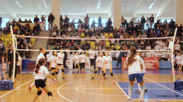 Fabrika Voleybol Hareketi Edremit'teydi