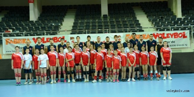 Fabrika Voleybol öğrencileri, A Erkek Milli Voleybol Takımımızla buluştu