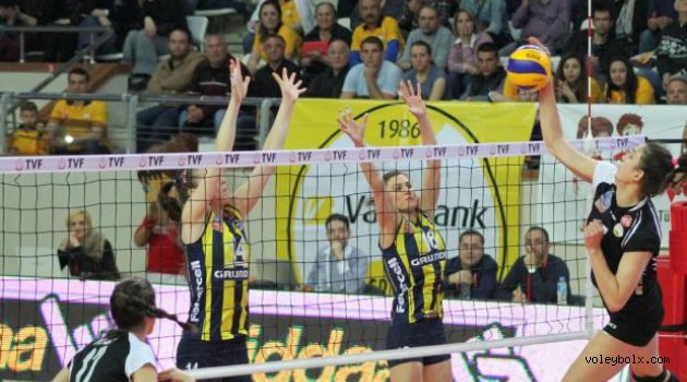 Fenerbahçe, VakıfBank'a set vermedi ve 3'te 3 yaptı