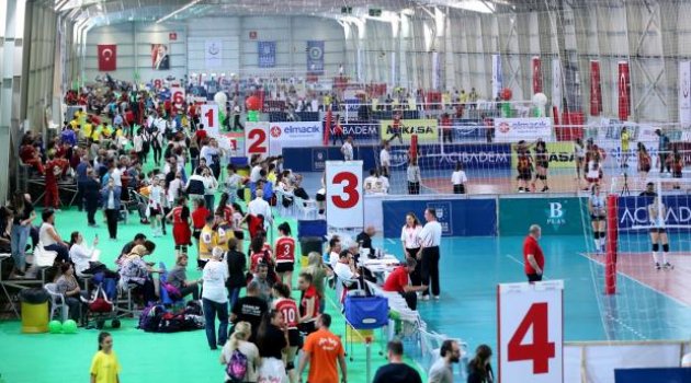 Festival Voleybol’da Gençler ve Küçükler Yarı Final Maçları Oynanacak