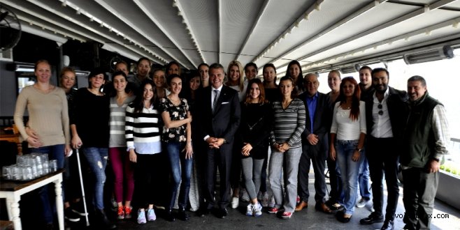 Fikret Orman, bayan voleybolcularla kahvaltıda buluştu