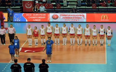 Genç Sultanlardan saygı duruşu
