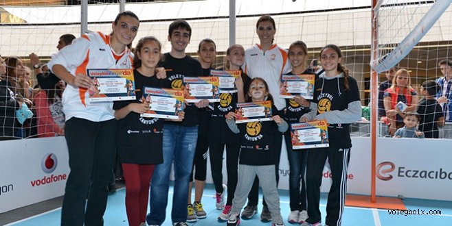 Genç Voleybolcular, Yıldız Sporcularla Maç Yapma Keyfini Yaşadı