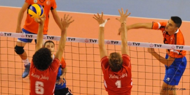 Gençlerde ikinci gün maçları oynandı