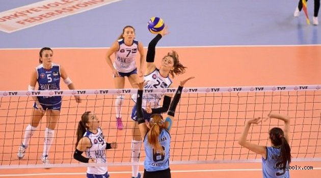 Halkbanklı bayanlar zirvede kaldı