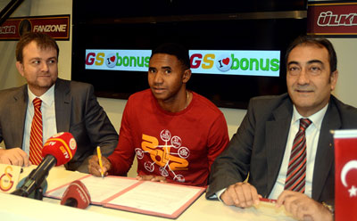 Henry Bell Cisnero imzaladı! (FOTO)