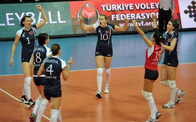 İlbank ilk maçı kazandı