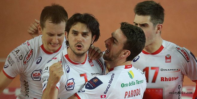 İtalya final serisinde 3. maç Macerata'nın (FOTO)