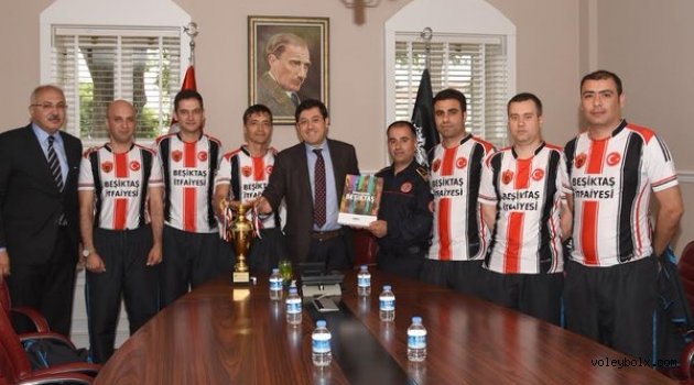 İtfaiyeci voleybolculara tebrik