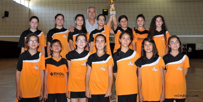 Kızlarda şampiyon Yunus Emre Ortaokulu