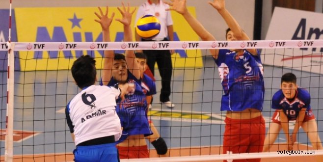 Küçüklerde finale çıkan takımlar belli oldu