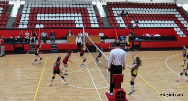 Kurs gelirleriyle voleybol takımı kurdular