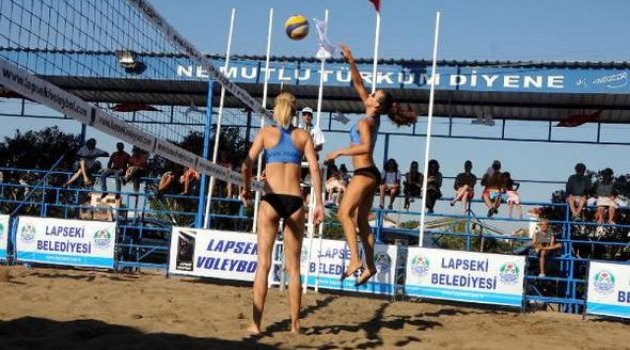 Lapseki’de plaj voleybol şöleni