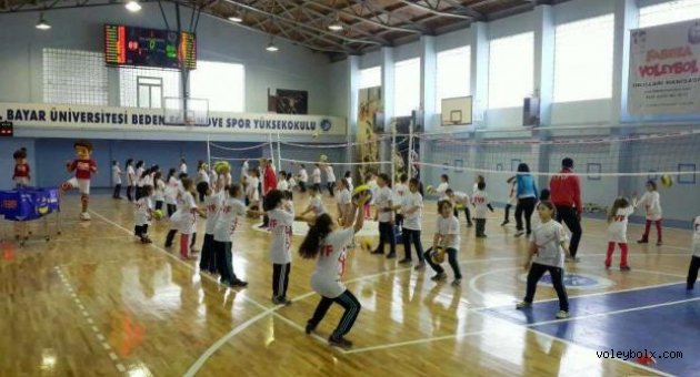 Manisa Fabrika Voleybol Okulu açıldı