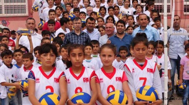 Mardinli minik voleybolseverlere forma ve top