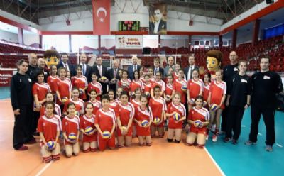 Meyer 'Fabrika Voleybol'u ziyaret etti