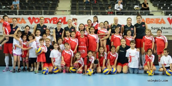 Minik voleybolcular A Bayan Milli Voleybol Takımımızla buluştu