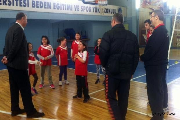 Mutlugil Manisa Fabrika Voleybol Okulu’nu ziyaret etti