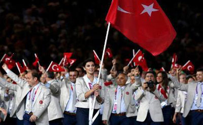 Neslihan'ın taşıdığı bayrak açık arttırmada...