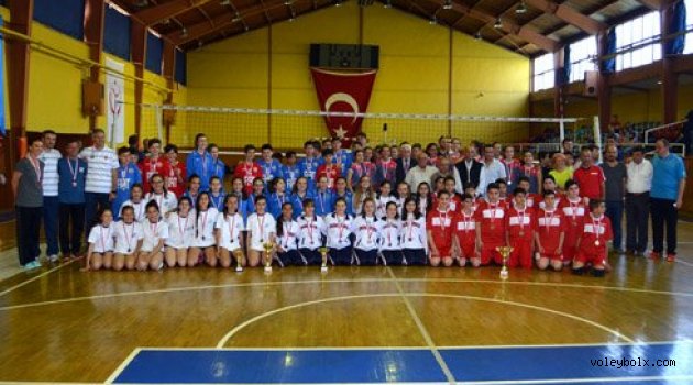 Ömer Turhan mini voleybol turnuvası sona erdi