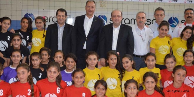 Özkan Mutlugil, Seramiksan Spor Mini Voleybol Şenliği’ni ziyaret etti