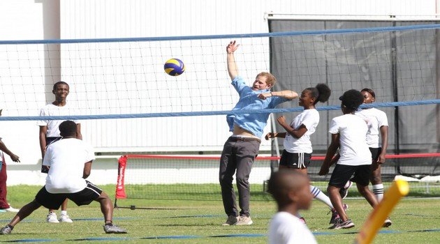 Prens Harry Çocuklarla Voleybol Oynadı