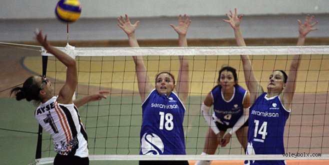 Rota Koleji İzmirlileri voleybola doyurdu