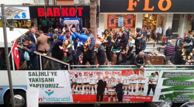 Salihli’de şampiyona coşkulu karşılama