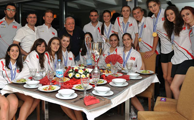 Şampiyon Gençlere yemek