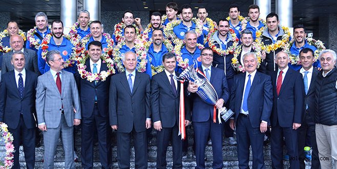 Şampiyon Halkbank'ta kupa yönetime teslim