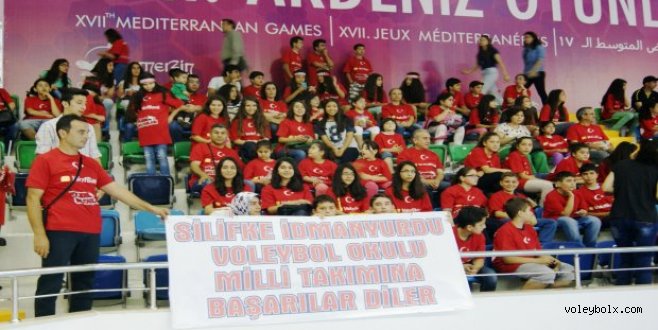 Silifke İdmanyurdu Voleybol Okulu’nda Filenin Sultanları’na destek