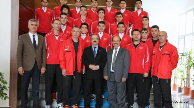 U19 Erkek Milli Takımımız Sakarya Valisi Hüseyin Avni Coş’u ziyaret etti