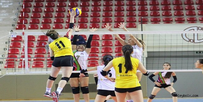 VakıfBank, şampiyonaya galibiyetle başladı
