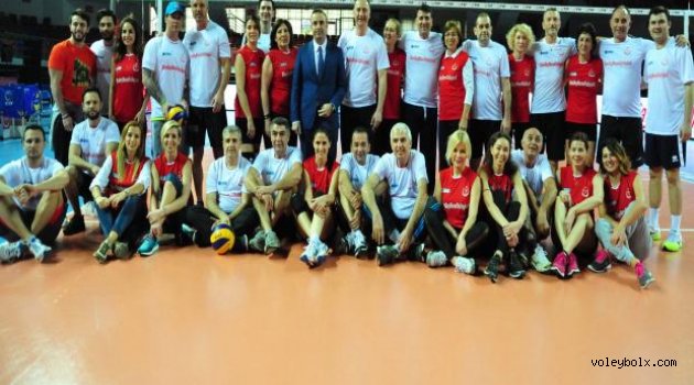 ''Voleybol için Bir Gün Daha'' Etkinliklerinde 4 Binden Fazla Kişi Sahaya Çıktı