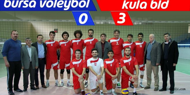 Kulada voleybolculardan antrenörlerine doğum günü hediyesi