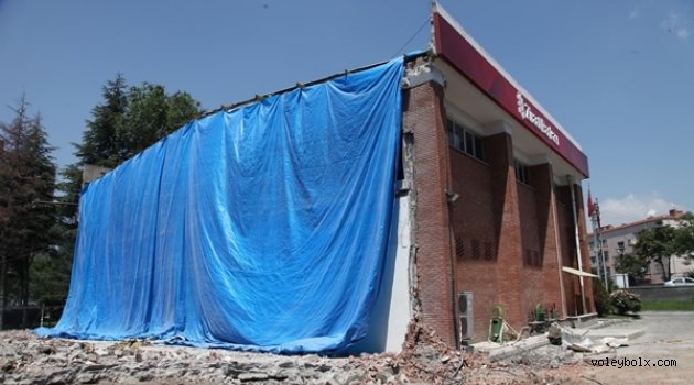 Ziraat Bankası duvarları yıktı